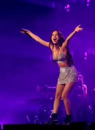 Look do show: top e saia brilhante